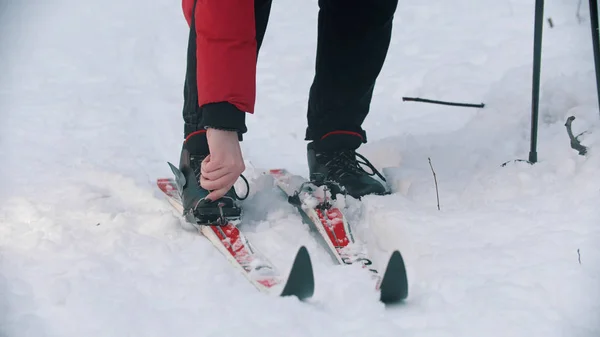 Un haut femme déplaçant et déplaçant des bottes du ski — Photo