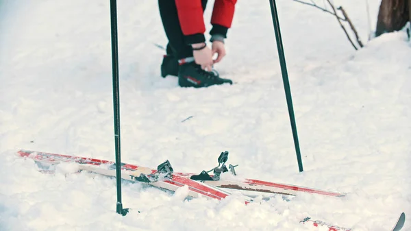Μια γυναίκα ετοιμάζεται να σταθεί στο σκι. — Φωτογραφία Αρχείου