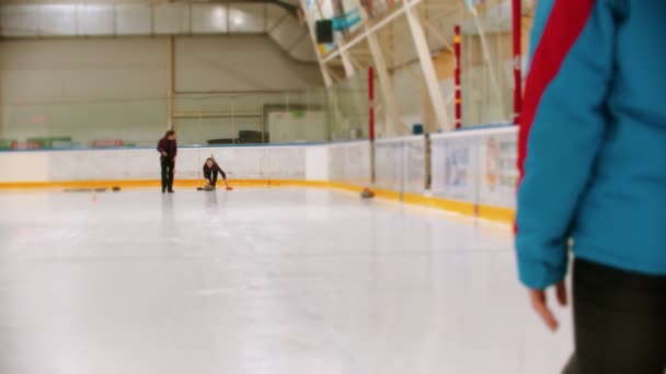 Allenamento di curling - due donne che si allenano sulla pista di pattinaggio — Video Stock