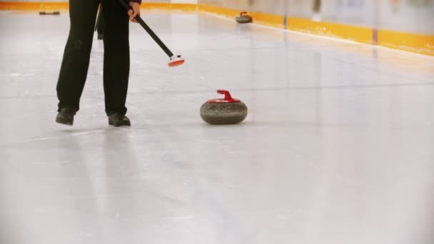 Curling - leading granite stone on the ice — Stockvideo