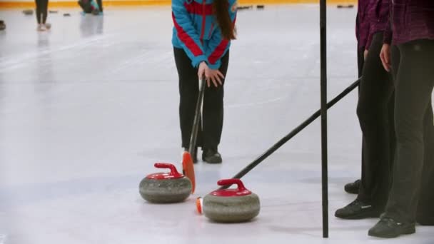 Curling treinamento dentro de casa - o juiz medindo a distância entre duas pedras no gelo — Vídeo de Stock