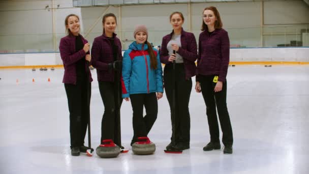 Curling-Training - die Kampfrichterin steht mit ihren Schülern auf der Eisbahn — Stockvideo