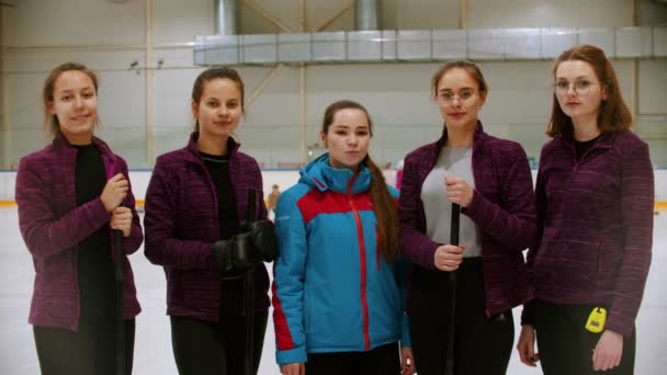 Curling training - the judge standing on the ice rink with her women students — 图库视频影像