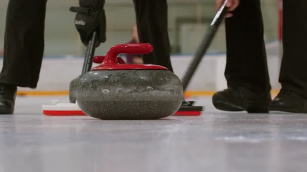 Curling training - a granite stone biter with red handle hitting another biter of opposite team — 图库视频影像