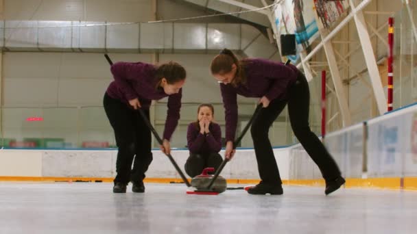 Trening curlingu w pomieszczeniach - masowanie lodu przed gryzakiem — Wideo stockowe