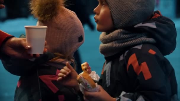 Niños tomando té caliente y comiendo rosquillas — Vídeo de stock