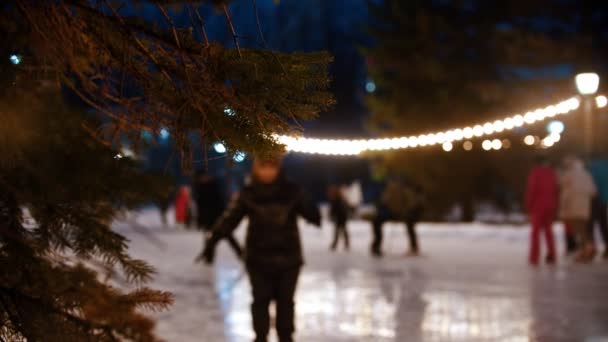 Gente patinando en la pista de hielo pública mientras navidad — Vídeos de Stock