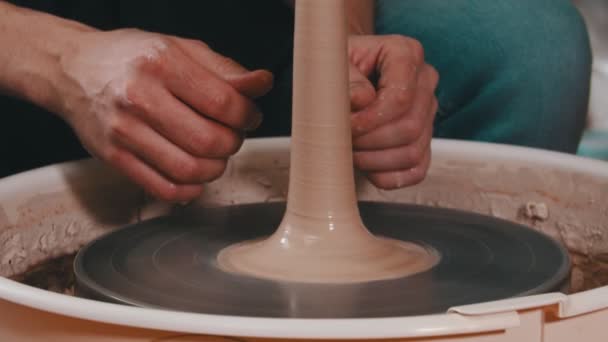 Figurine plus longue d'argile tournant sur une roue de potiers — Video