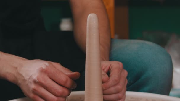 Figurine plus longue en argile tournant sur une roue de potiers en atelier — Video