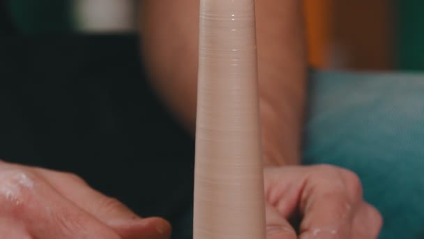 Клей длиннее фигура крутящаяся на гончарных колесах перед человеком керамик — стоковое видео