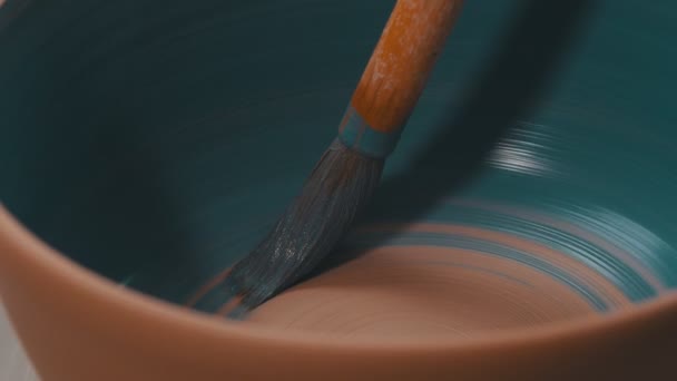 Pintar una olla en color azul con un pincel — Vídeos de Stock