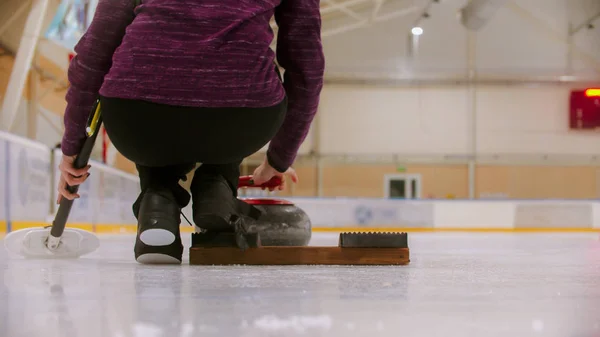 Entrenamiento de curling - una mujer de pie cerca del puesto de empuje — Foto de Stock