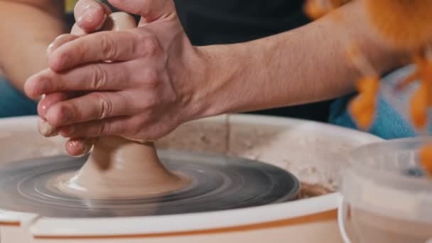 Artesanía de cerámica - formando una forma más larga de arcilla húmeda — Vídeo de stock