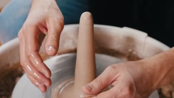 陶器の職人技-湿った粘土からより長い形を形成する — ストック動画