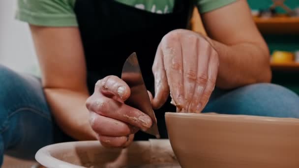 Man pottenbakker beeldhouwen figuur uit klei hulpstuk met behulp van scapula — Stockvideo