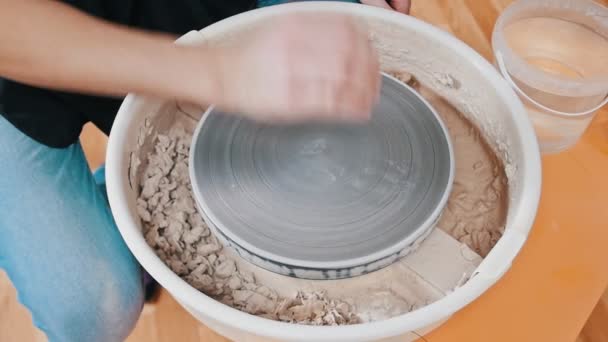 Керамика мастерства - положить кусок глины на гончарный круг — стоковое видео