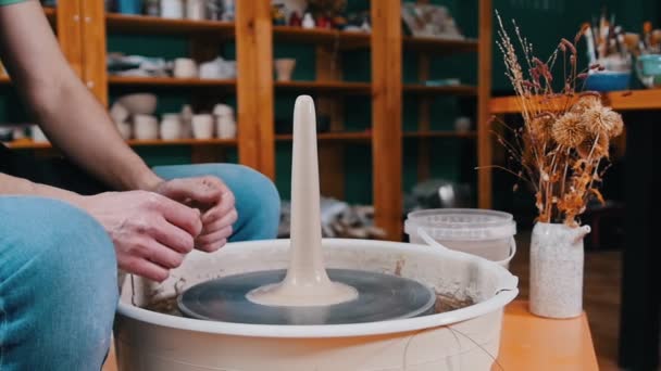 Pottery craftsmanship - kus hlíny v delším tvaru otáčení na hrnčířském kole — Stock video