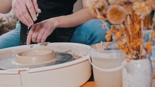Artesanía de cerámica - formando una pieza de arcilla sobre una rueda de alfarero — Vídeo de stock