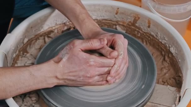 Człowiek garncarz powoli tworząc podstawowy kawałek gliny — Wideo stockowe