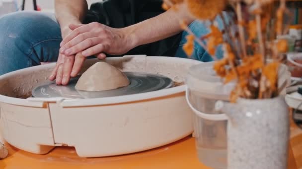 Nat stukje klei dat op het pottenbakkerswiel draait — Stockvideo
