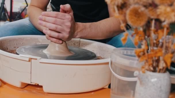 Våt bit lera snurrar på keramikhjulet - långsamt bildar den i längre form — Stockvideo