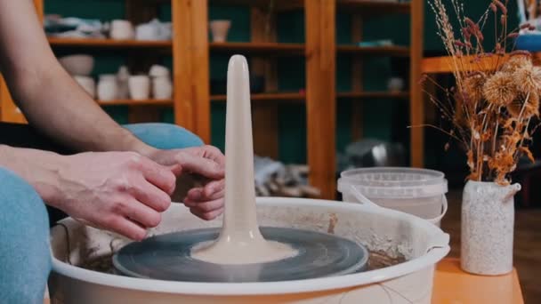 陶瓷轮上旋转的一块较长形状的黏土 — 图库视频影像