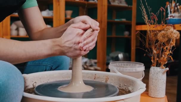Męskie ręce formujące kawałek gliny w krótszym kształcie — Wideo stockowe