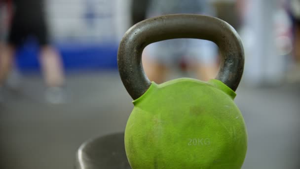 Gym - poids 20 kg au premier plan — Video