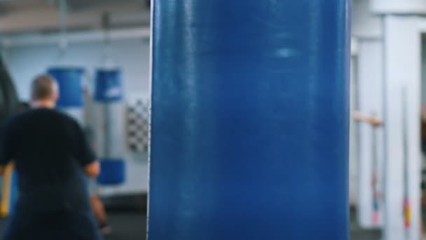 Mężczyźni i kobiety trenują na siłowni boks z cieniem — Wideo stockowe