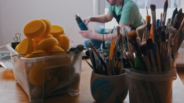 Керамічна майстерня - різні інструменти для виготовлення глиняних посуду — стокове відео