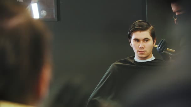 Frisör klippa ung man klienter vått hår på tinningarna - spegel reflektion — Stockvideo