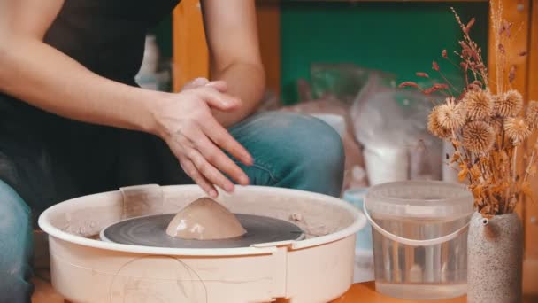 Кераміка майстер змочує глину для кращого ковзання — стокове відео