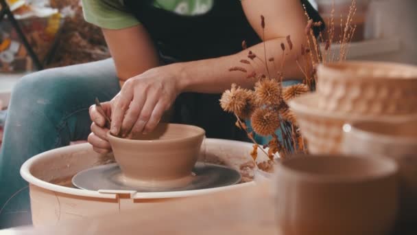 Keramik - en man med järnspatel hjälper sig själv att behålla formen av en skål — Stockvideo