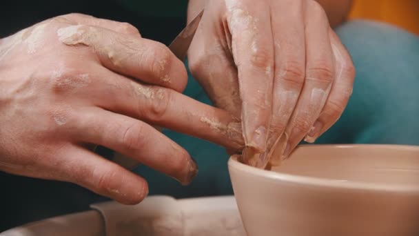 Ceramiche - il maestro con l'aiuto delle dita sta rendendo lisci i bordi della ciotola di argilla — Video Stock