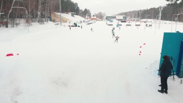 RUSIA, KAZAN 08-02-2020: Concurso de esquí en la zona — Vídeo de stock