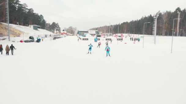 РОССИЯ, КАЗАН 08-02-2020: Лыжные соревнования на открытом воздухе — стоковое видео