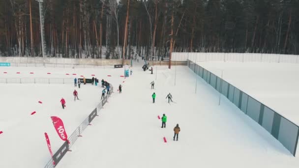RUSIA, KAZAN 08-02-2020: Competencia de esquí: los hombres esquiando desde el bosque — Vídeos de Stock