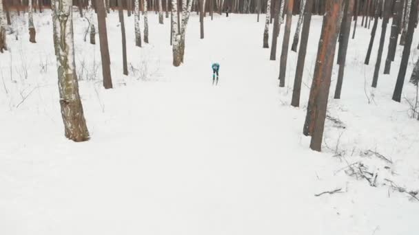 Rusko, Kazan 08-02-2020: lyžování v lese