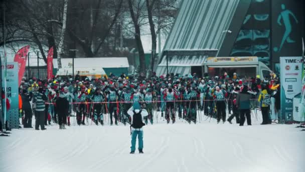 Rusko, Kazan 08-02-2020: Lyžařská soutěž - lidé čekají na start — Stock video