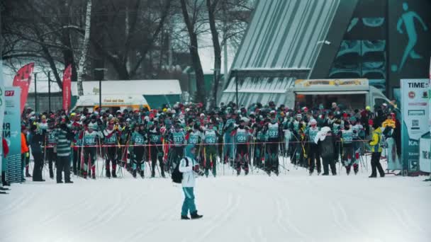 Ryssland, Kazan 08-02-2020: Skidåkning - människor idrottare väntar på start — Stockvideo