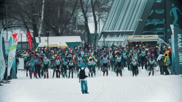 Ryssland, Kazan 08-02-2020: Skidåkning - idrottsmän startar sin tävling — Stockvideo