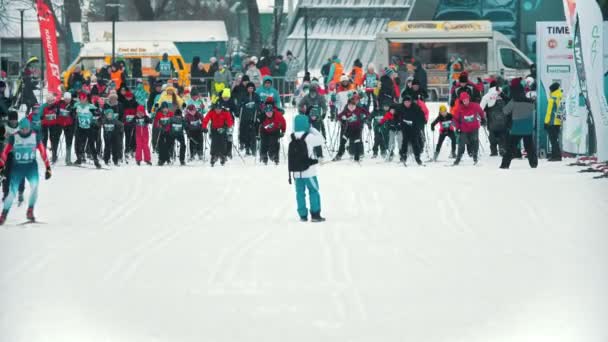 Ryssland, Kazan 08-02-2020: Skidåkning - vuxna idrottare startar sin tävling — Stockvideo
