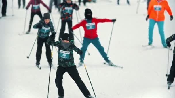 Rusland, Kazan 08-02-2020: Skiwedstrijd - kinderen skiën op de weg — Stockvideo