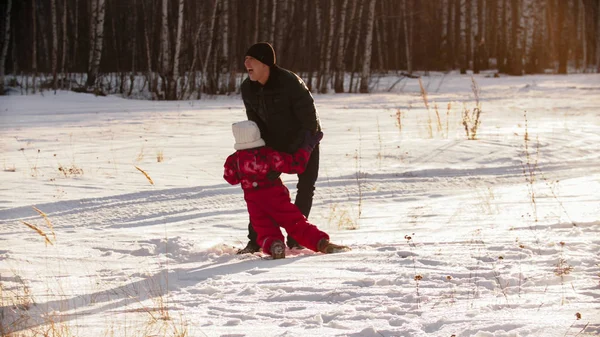 A man father playing outdoors with his daughter while winter — Stockfoto