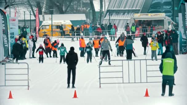 Russland, Kasan 08-02-2020: Skiwettkampf auf verschneitem Gelände — Stockvideo