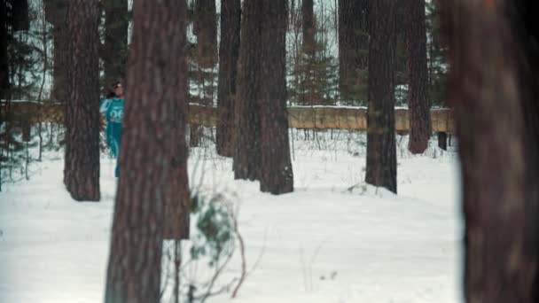 ロシア,カザン08-02-2020:スキー競技-大人スポーツマンの努力で森の中でスキー — ストック動画