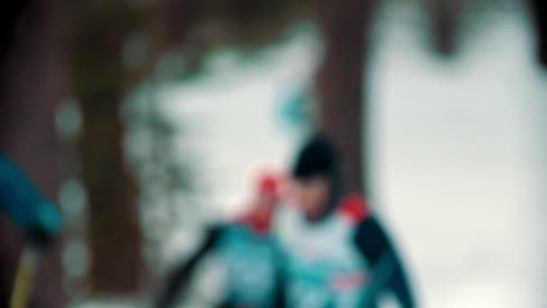 Rusland, Kazan 08-02-2020: Skiwedstrijd buiten - volwassen sporters skiën in het bos — Stockvideo