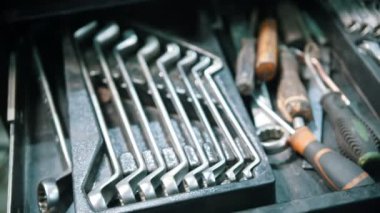 Kutudaki metal enstrümanlar seti