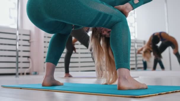 Jonge vrouwen hurken in de studio voor de spiegel — Stockvideo