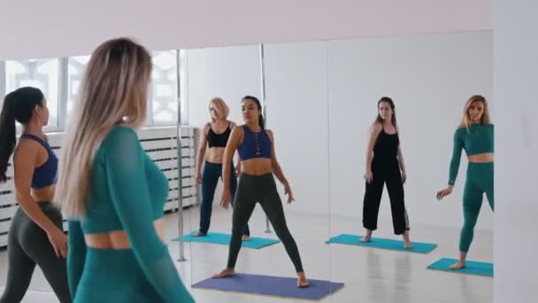 Junge Frauen trainieren im Studio vor dem Spiegel, bevor sie tanzen — Stockvideo